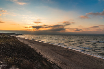 Obraz premium Beautiful, colorful sunset on the sea. Vacation and weekend concept