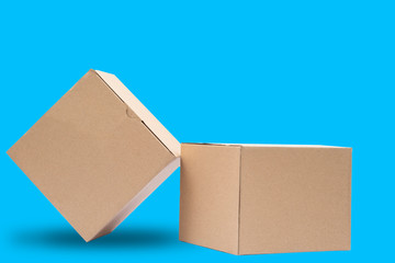 Cajas de carton  con fondo azul. Cajas para envio de paqueteria con diseño minimalista