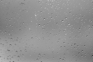 gotas de chuva na janela preto e branco