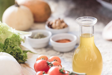 Olio extra vergine di oliva nell'ampolla di vetro trasparente /Extra virgin olive oil in transparent glass ampoule