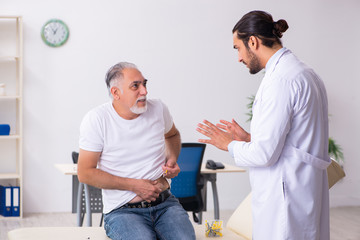 Obraz premium Patient suffering from diabetes visiting doctor