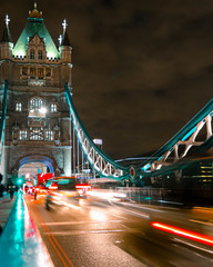 Obraz premium Old seighseen Tower bridge in London catch at night with full traffic in long exposition traffic jam