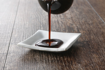 皿に注ぐ醤油