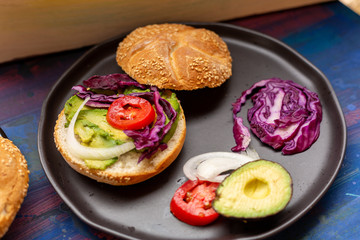 Kaiser with hamburger meat, tomato cheese, avocado, lettuce. It can be prepared or eaten separately.