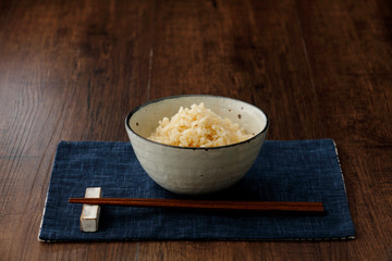 茶碗に盛った玄米ご飯と箸