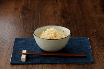 茶碗に盛った玄米ご飯と箸