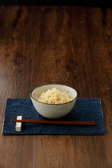 茶碗に盛った玄米ご飯と箸