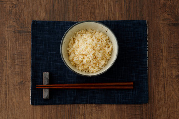 茶碗に盛った玄米ご飯と箸