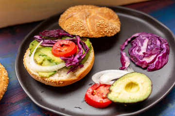 Kaiser with hamburger meat, tomato cheese, avocado, lettuce. It can be prepared or eaten separately.