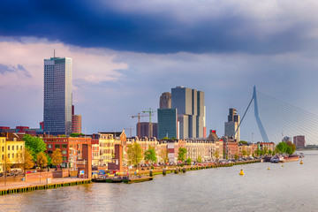 Nederland reisbestemming. Stadsgezicht van Rotterdam met gerenommeerde Erasmusbrug (Swan Bridge) op achtergrond met haven en haven. Foto Gemaakt In De Avond.