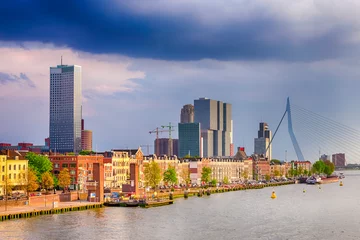 Foto op Plexiglas Erasmusbrug Nederland reisbestemming. Stadsgezicht van Rotterdam met gerenommeerde Erasmusbrug (Swan Bridge) op achtergrond met haven en haven. Foto Gemaakt In De Avond.