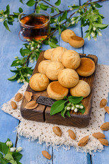 Round cookies with almonds