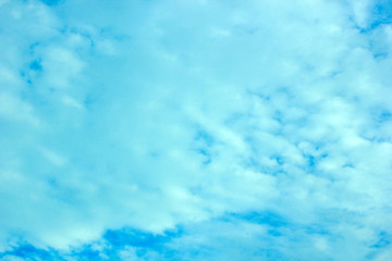 Fototapeta na wymiar a photo of a cloud of clouds in the bright cyan-colored sky in the morning, looking very beautiful and charming.