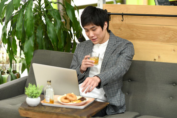 PCを見ながら飲む男性