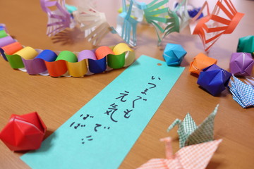 日本の、七夕の家庭の行事。折り紙の飾りを作り短冊に願い事を書く。おばあちゃんの願いは”健康で長生き”。