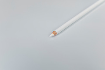 Lapiz blanco con punta blanca en fondo blanco representando simplicidad