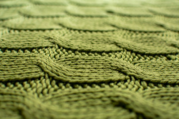 Tejido con estambre color verde y agujas de tejer