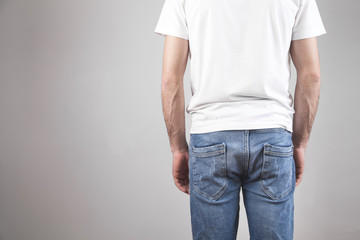 Obraz premium Man in a white t-shirt and jeans.
