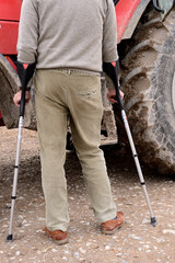 Agriculteur convalescent en béquilles