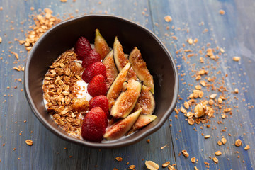 Dish with yogurt, strawberries, granola, nuts, ideal for an energy-packed vegetarian diet