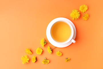Obraz na płótnie Canvas Cup of healthy dandelion tea on color background
