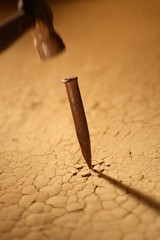 딱딱한 바닥을 깨는망치와 chisel