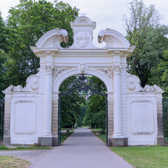 Fototapeta na wymiar Eingang mit Tor In Einen Park