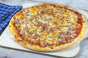 pizza au thon et mozzarella sur une table