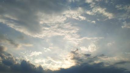 Cielo nublado y ocaso