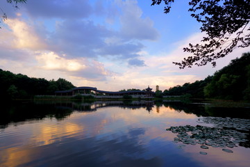 Obraz premium Sunset on the lake. Yuelu Mountain, Changsha, Hunan, China.