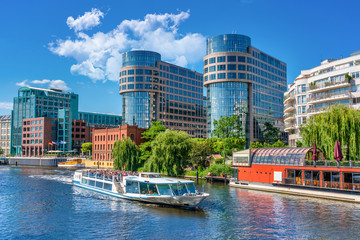 Boot auf der Spree in Berlin an einem schönen Sommertag