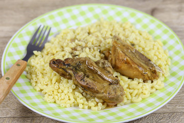 morceaux de coq cuisiné à la bière et pâtes