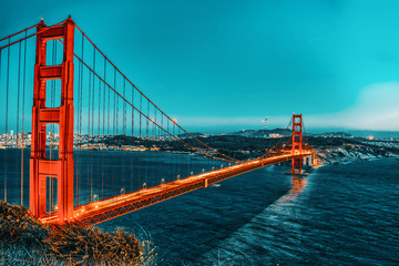 Panorama of the Gold Gate Bridge and San Francisco city at night, California.ставрпо