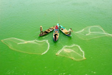 Cast fishing nets in Tri An lake, Viet Nam 