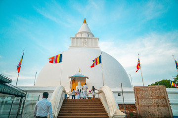 Biała stupa, świątynia buddyjska oraz posąg. © insomniafoto