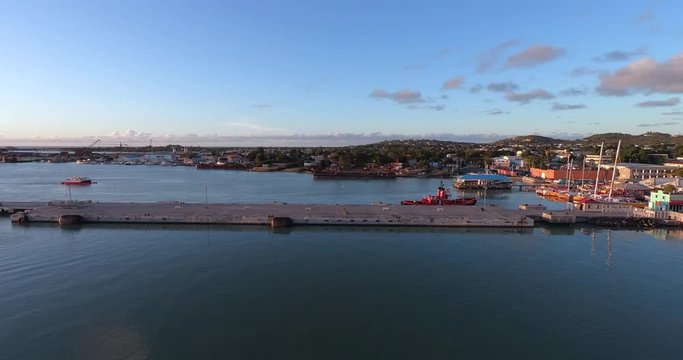 Timelapse en Cuba de un remolcador remolcando un crucero