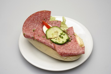 Ein Halbes Belegtes Brötchen mit Salami