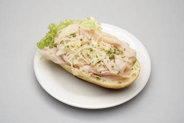 Ein Halbes Belegtes Brötchen mit Pute