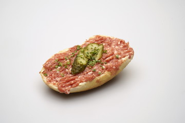 Obraz premium Ein Halbes Belegtes Brötchen mit Hackepeter