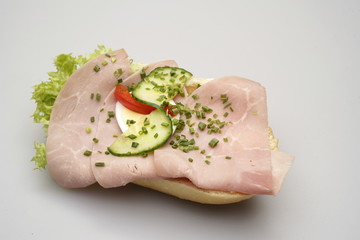 Ein Halbes Belegtes Br&ouml;tchen mit Schinken