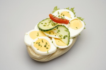 Ein Halbes Belegtes Brötchen mit Ei