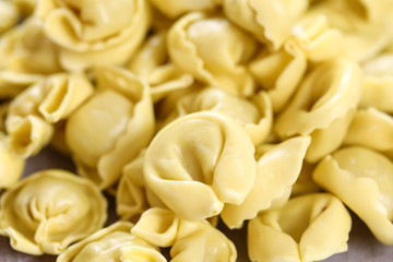 tortellini cru sur une planche à découper