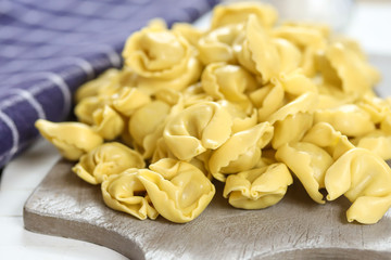 tortellini cru sur une planche à découper