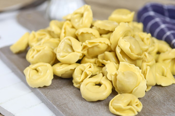 tortellini cru sur une planche à découper
