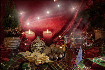 Weihnachtsstimmung mit Kerzen und Kugeln