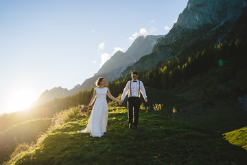 Brautpaar in den Bergen in Österreich
