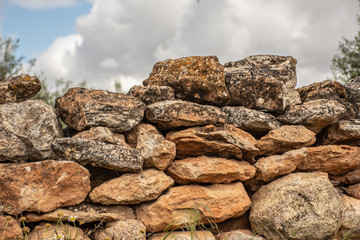 muro de piedra viejo y nubes en el fondo