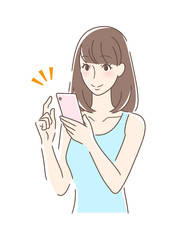 スマホを操作して笑顔の女性