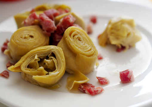 Alcachofas cocidas con trozos de jam&oacute;n serrano