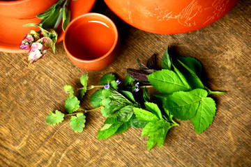 tee aus wilden kräutern